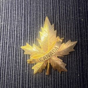 Vintage Avon Gold Maple Leaf Canada Brooch